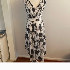 Simply Vera Vera Wang XS Black White Floral Surplice Handkerchief Hem Dress